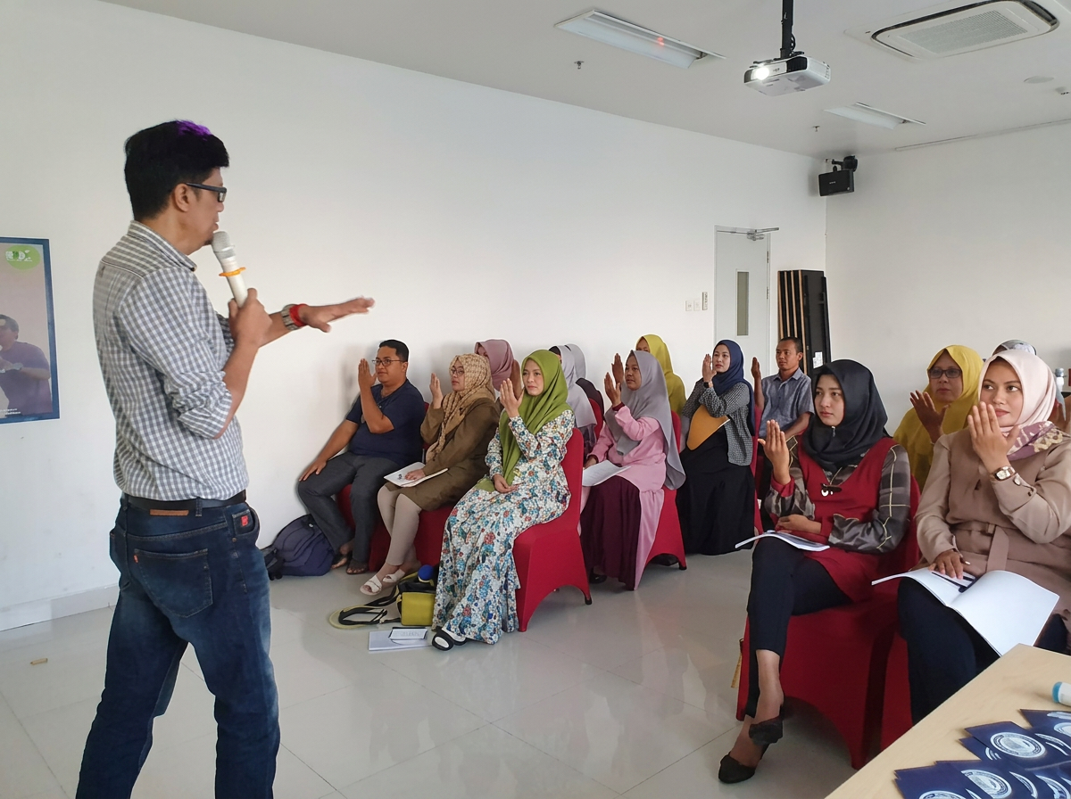 Coach Noval Ramsis melatih peserta workshop Public Speaking